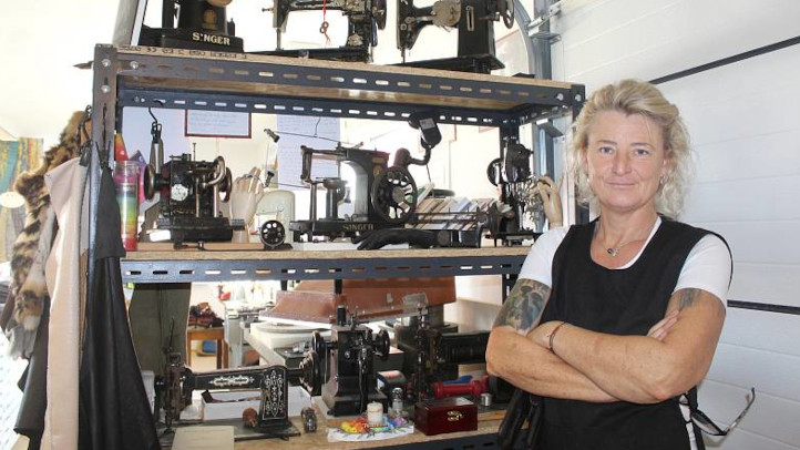 Read article - The last teacher of glove making